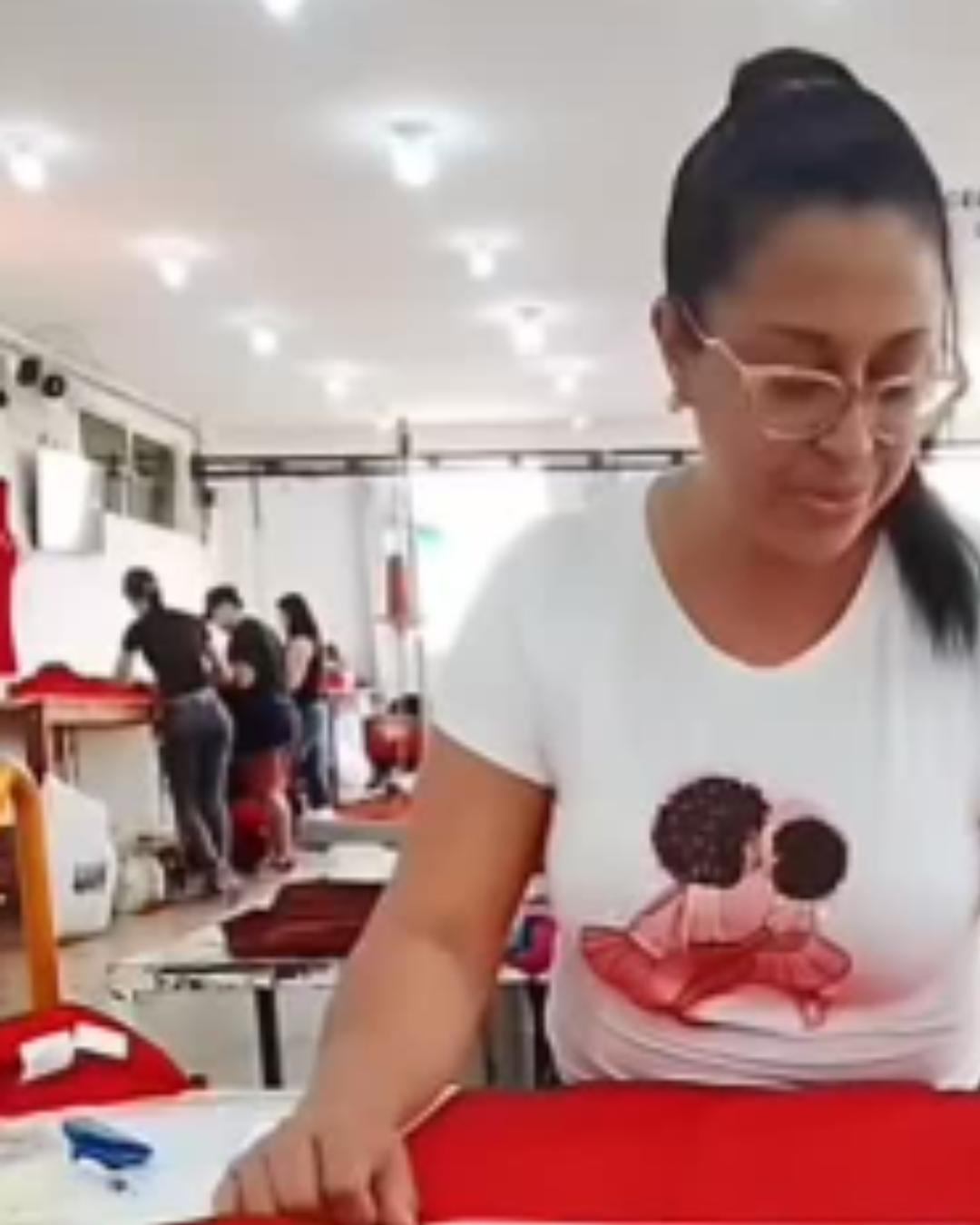 Costureira trabalhando com atenção aos detalhes na fábrica D'viann